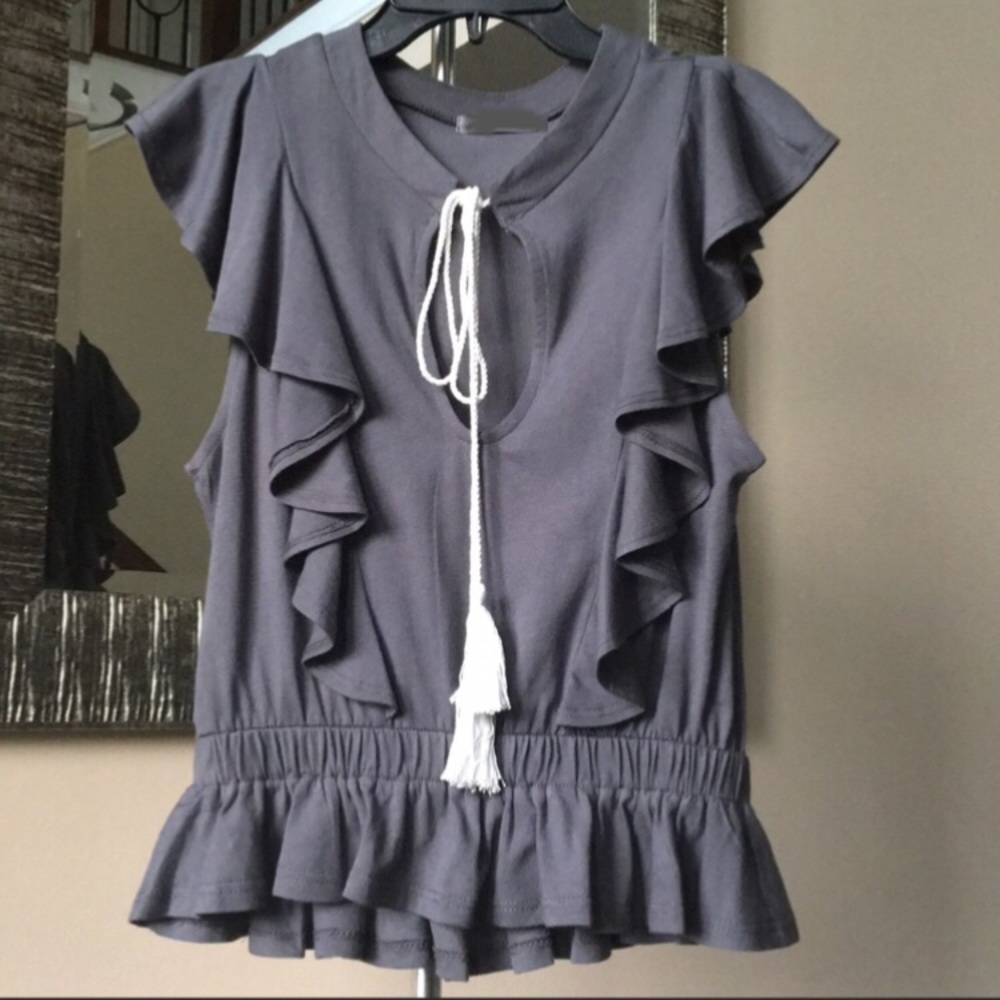 ✨NEW✨LAST 4✨Gray Ruffle Top - Picture 2 of 8